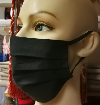 Защитная маска для лица черного цвета